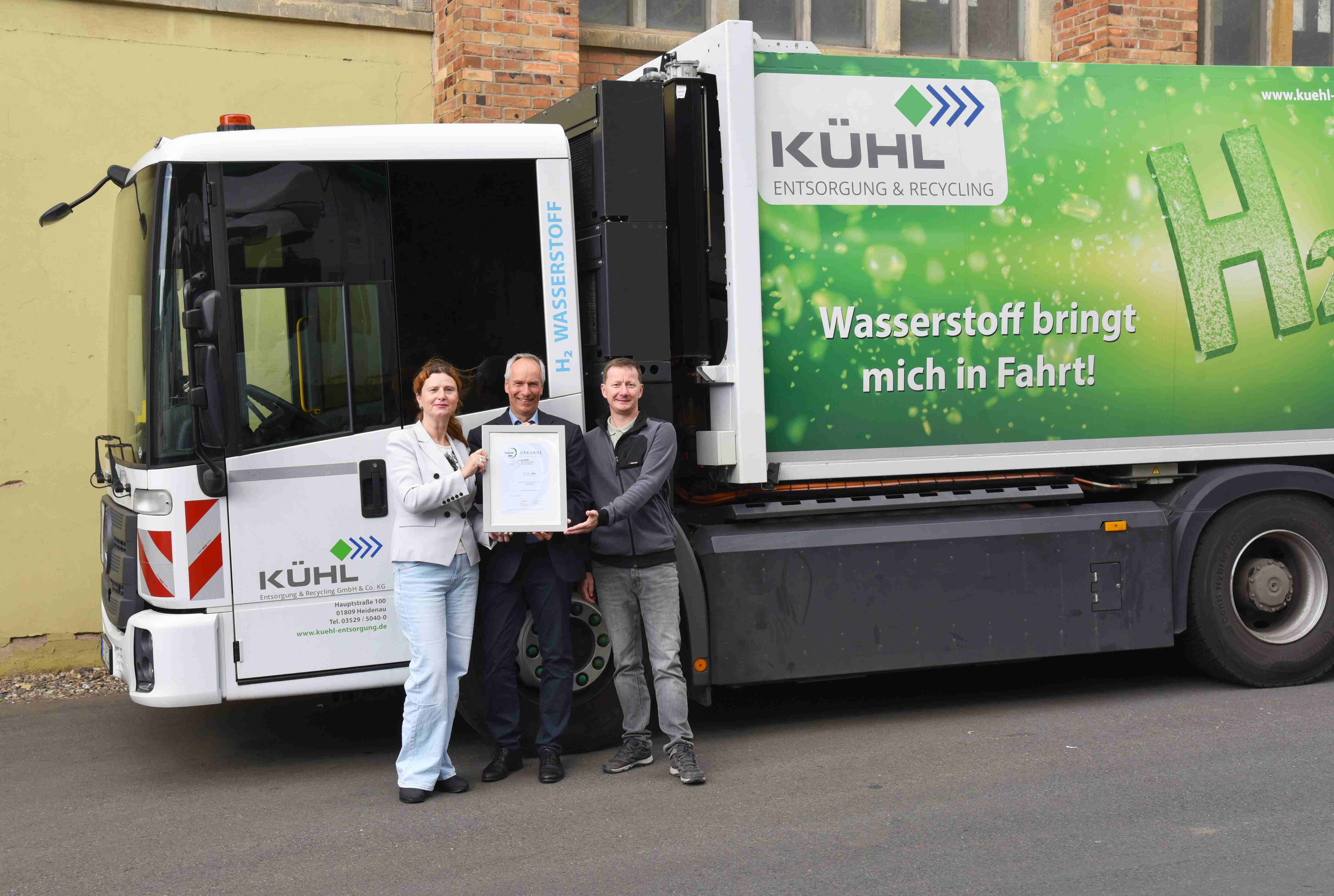 Bei der Urkundenübergabe in Heidenau (v.l.n.r.): Kühl-Geschäftsführerin Sylvia Bauknecht, Jörg Lacher, Geschäftsführer der bvse-Entsorgergemeinschaft und Verkehrsleiter Jens Angermann
